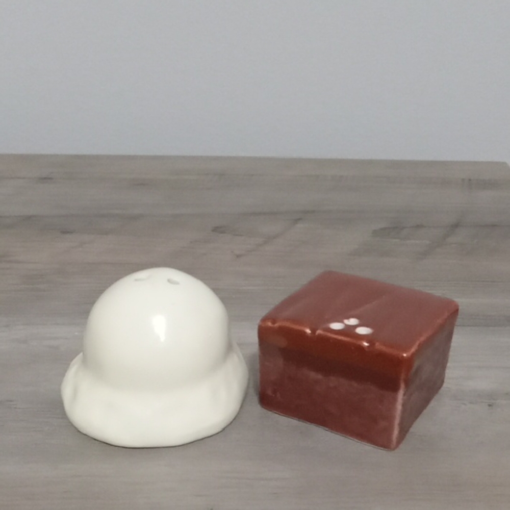 Cracker Barrel Salt & Pepper Set